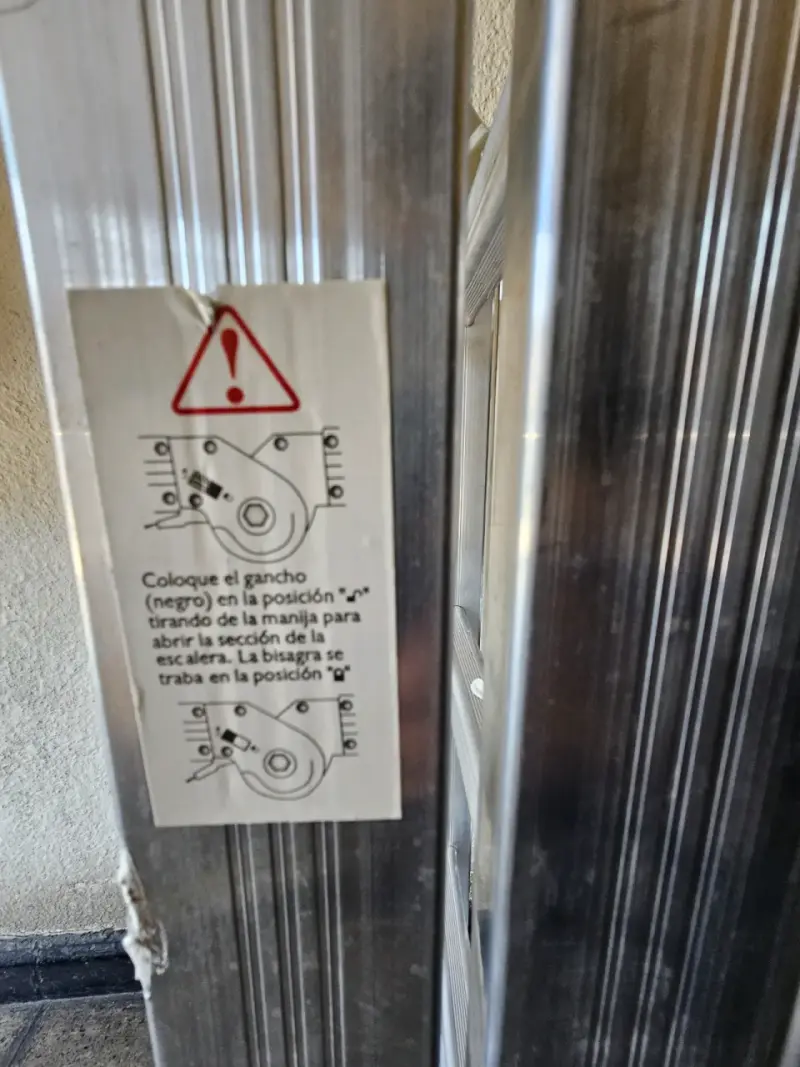 Escalera de Aluminio Multipropósito Plegable - 3