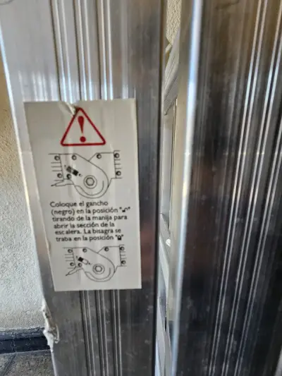 Escalera de Aluminio Multipropósito Plegable - miniatura 3