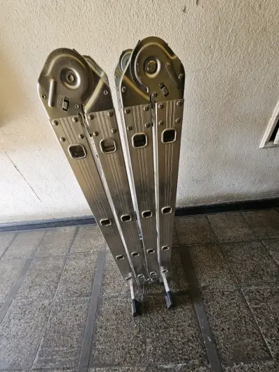 Escalera de Aluminio Multipropósito Plegable - miniatura 4