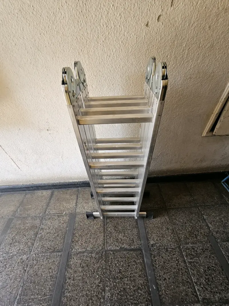Escalera de Aluminio Multipropósito Plegable - 5