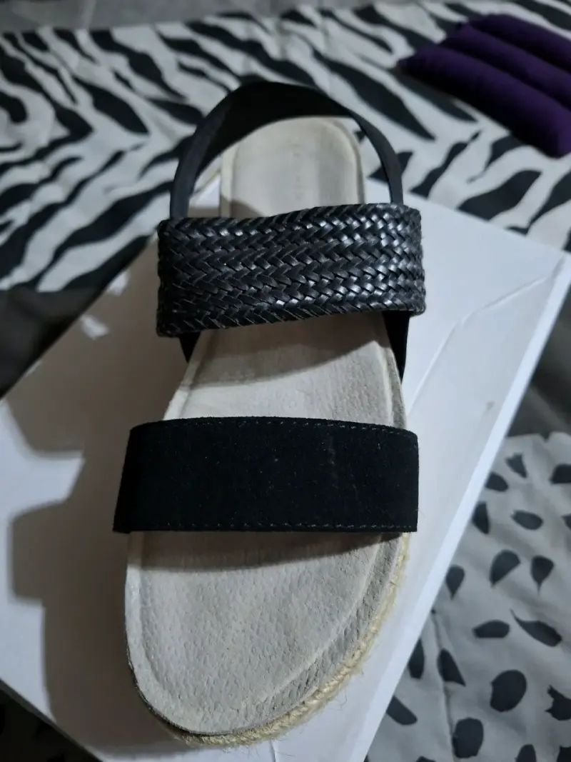 Sandalias de plataforma negras con diseño trenzado - 1