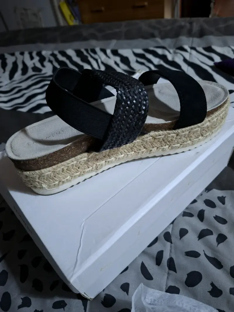 Sandalias de plataforma negras con diseño trenzado - 2