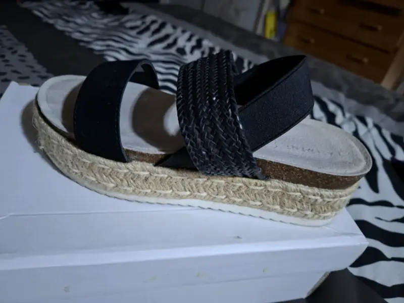 Sandalias de plataforma negras con diseño trenzado - 3