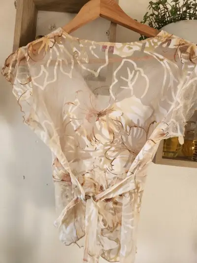 Blusa de encaje floral - miniatura 4