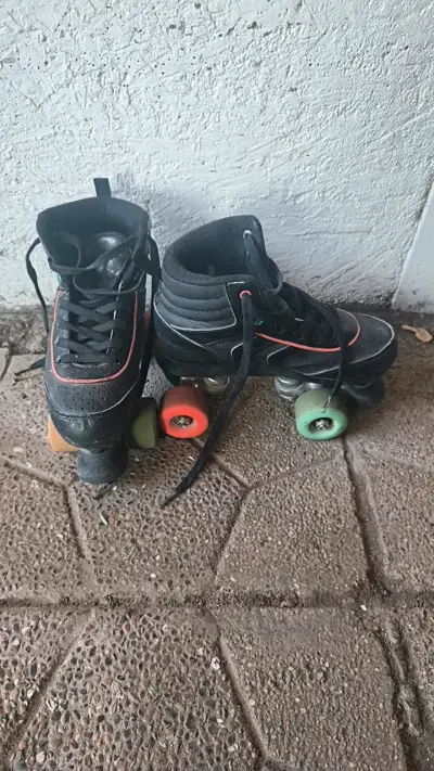 Patines de cuatro ruedas negros con detalles rojos - miniatura 1