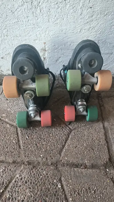 Patines de cuatro ruedas negros con detalles rojos - miniatura 2