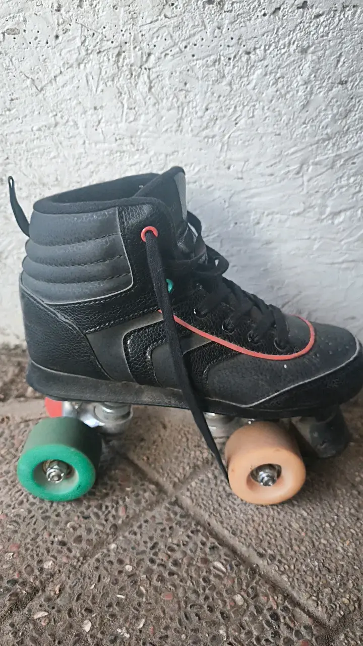 Patines de cuatro ruedas negros con detalles rojos - 3