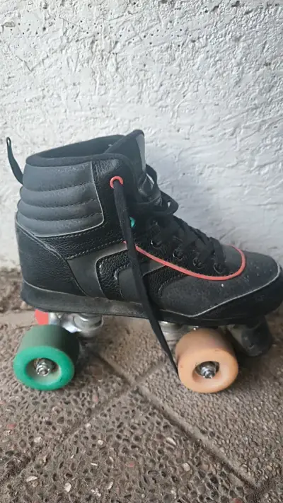 Patines de cuatro ruedas negros con detalles rojos - miniatura 3