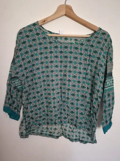Blusa estampada verde de manga 3/4 - miniatura 2