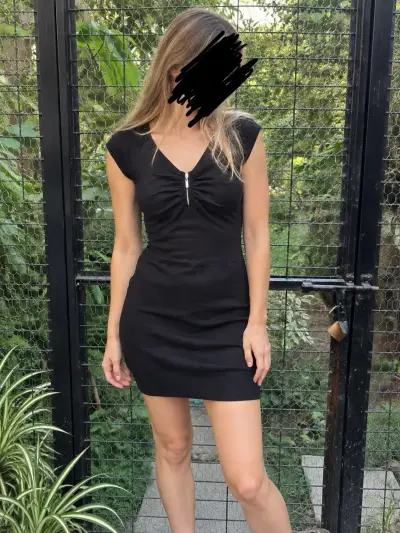 Vestido negro ajustado con cierre decorativo - miniatura 1
