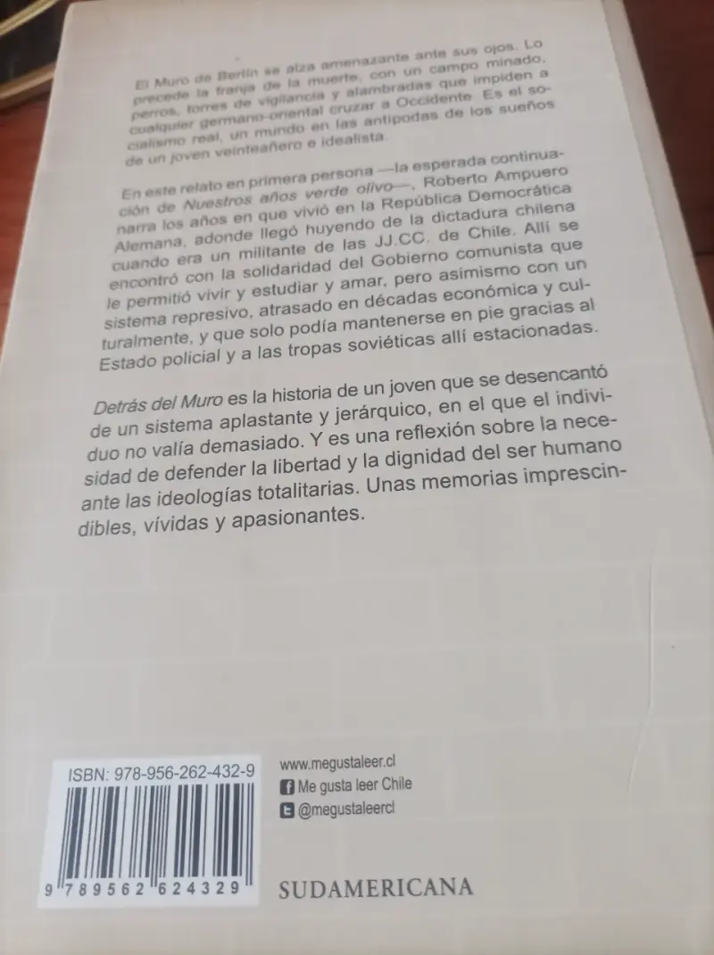 Libro 'Detrás del Muro' de Roberto Ampuero - 2
