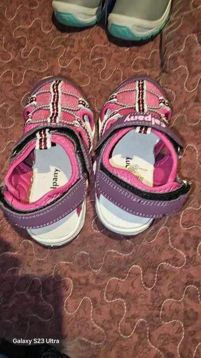Sandalias para niña rosadas con velcro - miniatura 1