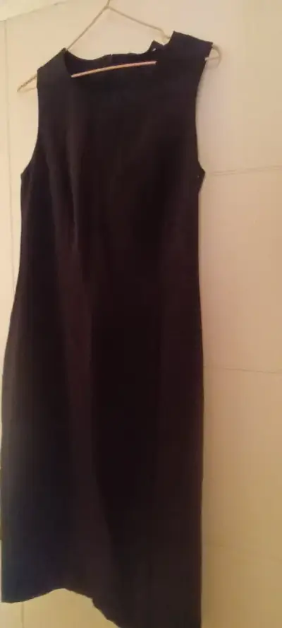 Vestido negro elegante sin mangas - miniatura 1