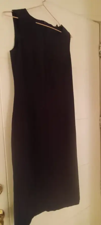 Vestido negro elegante sin mangas - miniatura 2