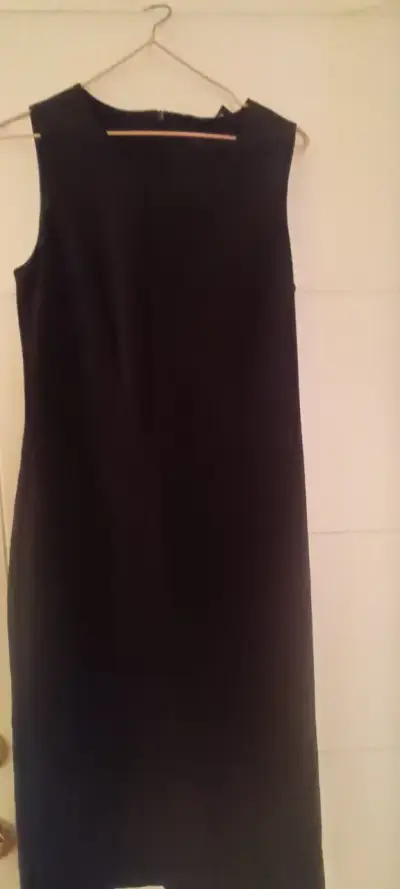 Vestido negro elegante sin mangas - miniatura 3