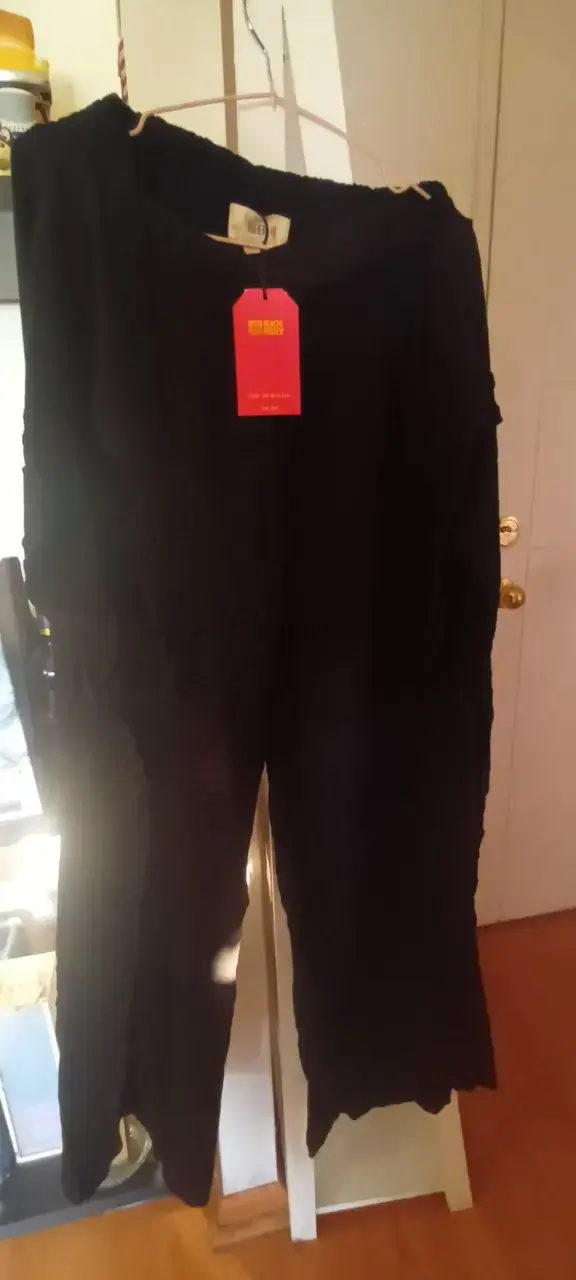 Pantalones negros de mujer con etiqueta