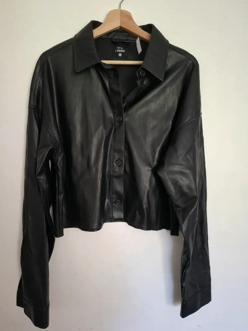 Chaqueta de cuerina negra MNL x Corona - 2