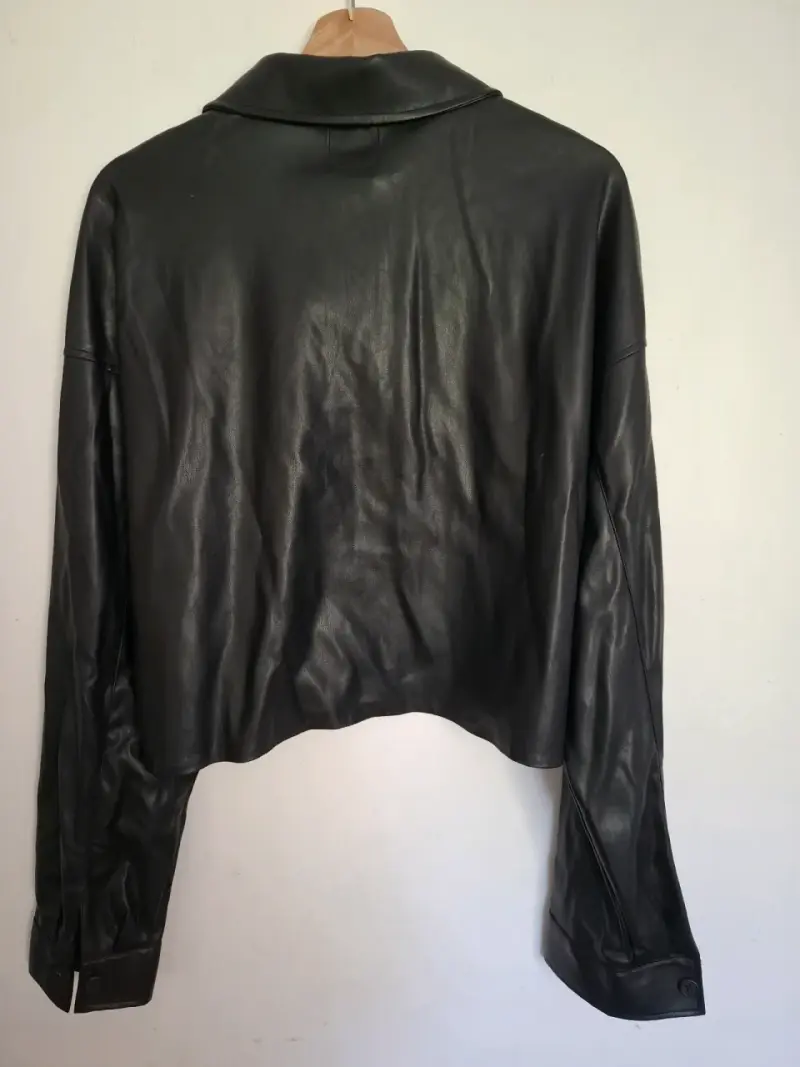 Chaqueta de cuerina negra MNL x Corona - 3