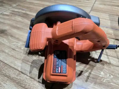 Sierra circular Black+Decker 1400W con caja - miniatura 2