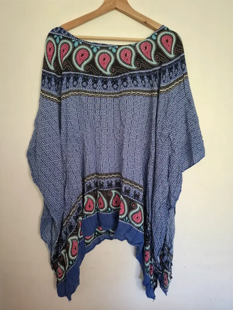Poncho bohemio azul con estampado colorido - 3