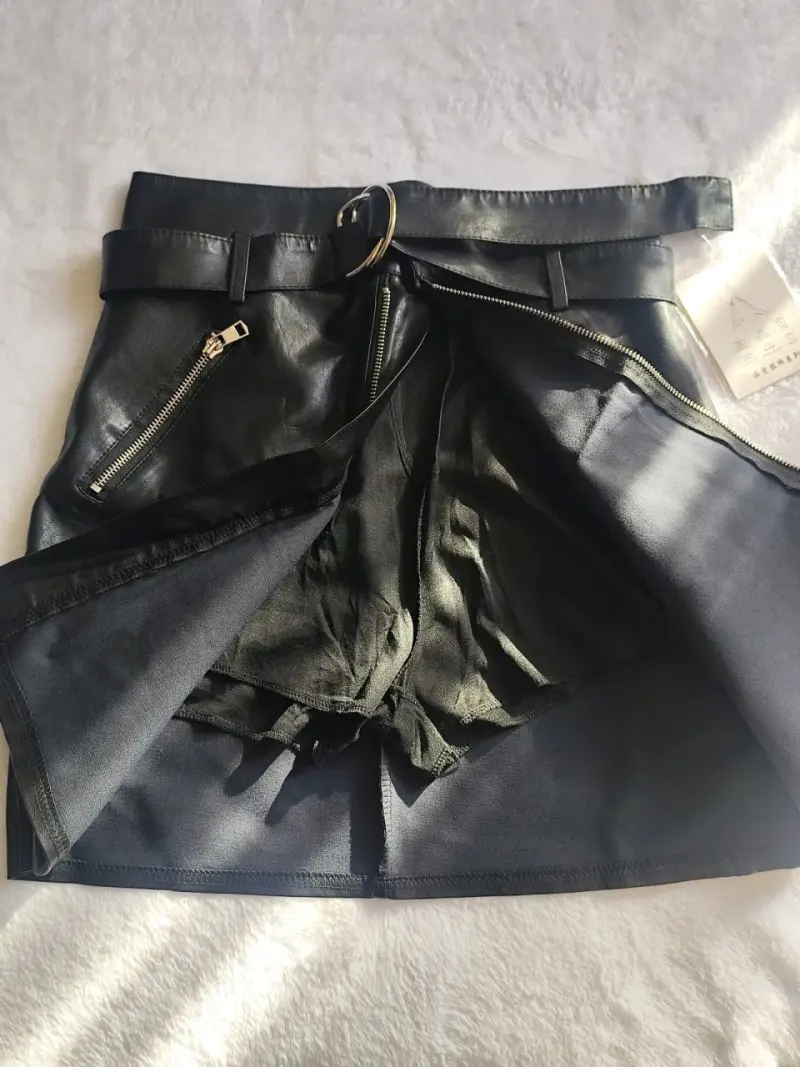 Falda corta de cuero sintético negra con cinturón - 2