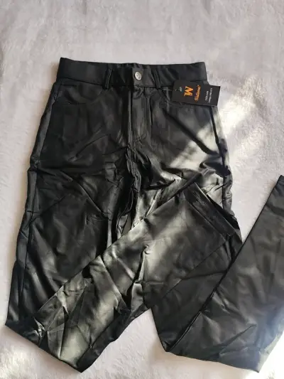 Pantalón de cuero sintético negra con cinturón - miniatura 1