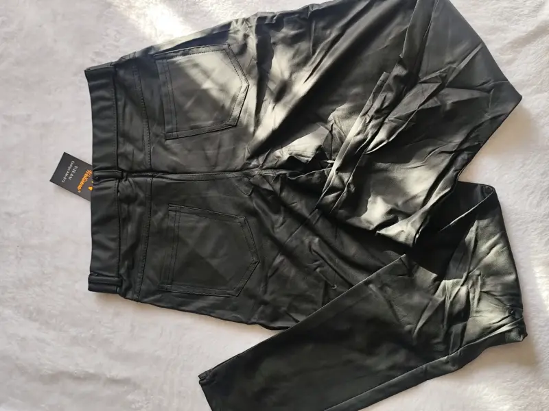 Pantalón de cuero sintético negra con cinturón - 2