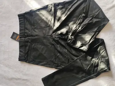 Pantalón de cuero sintético negra con cinturón - miniatura 2