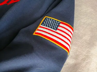 Quarter zip con bordado de J.E.E - miniatura 3