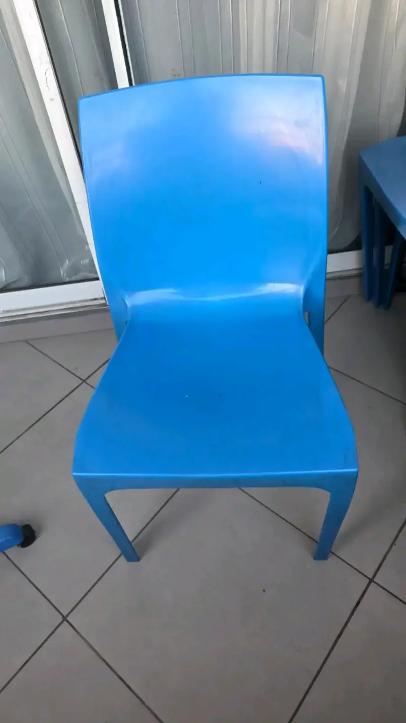 4 Silla de plástico azul para exteriores