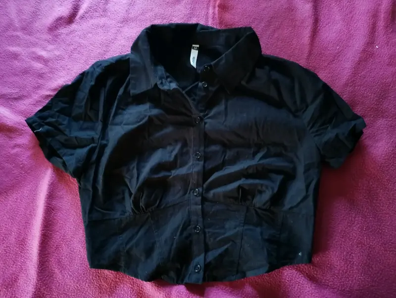 Blusa negra de manga corta para mujer