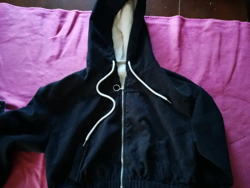 Chaqueta de pana negra con capucha