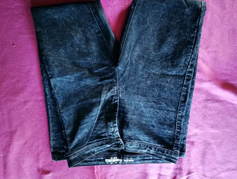 Jeans negros de mezclilla para mujer