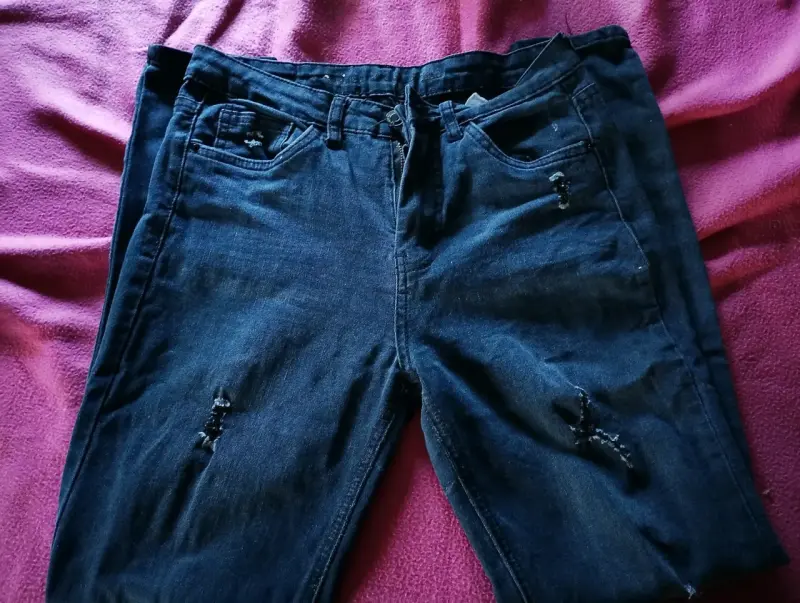 Jeans oscuros desgastados para mujer