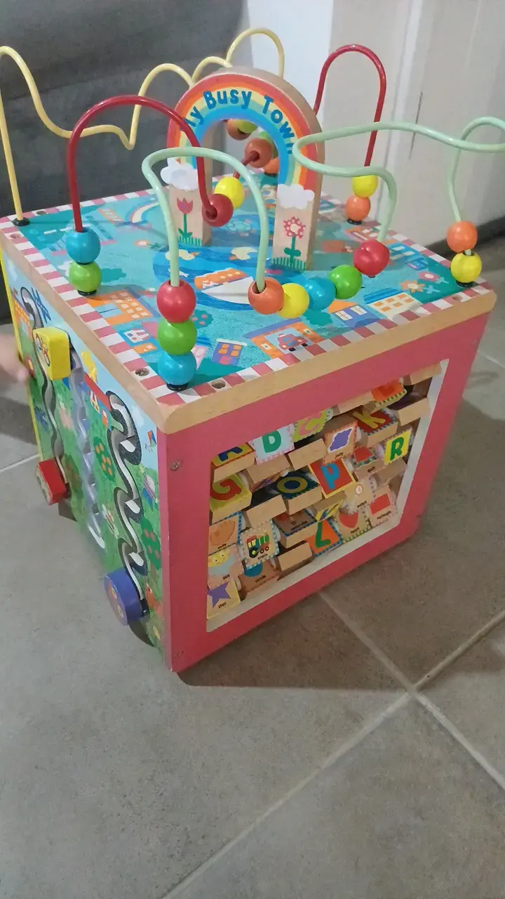 Cubo de actividades para niños con laberinto y bloques - 1
