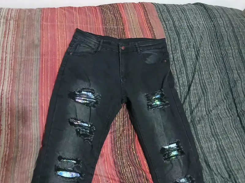Jeans negros desgastados para hombre