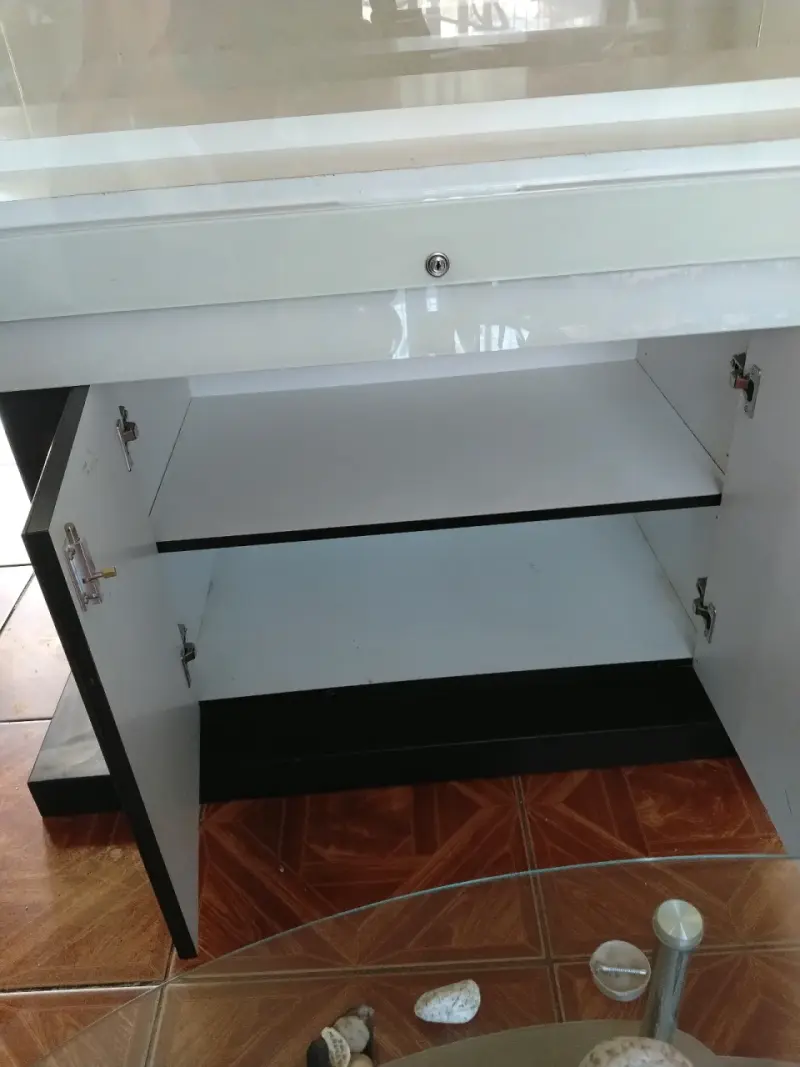 Vitrina exhibidora de vidrio con base negra - 2