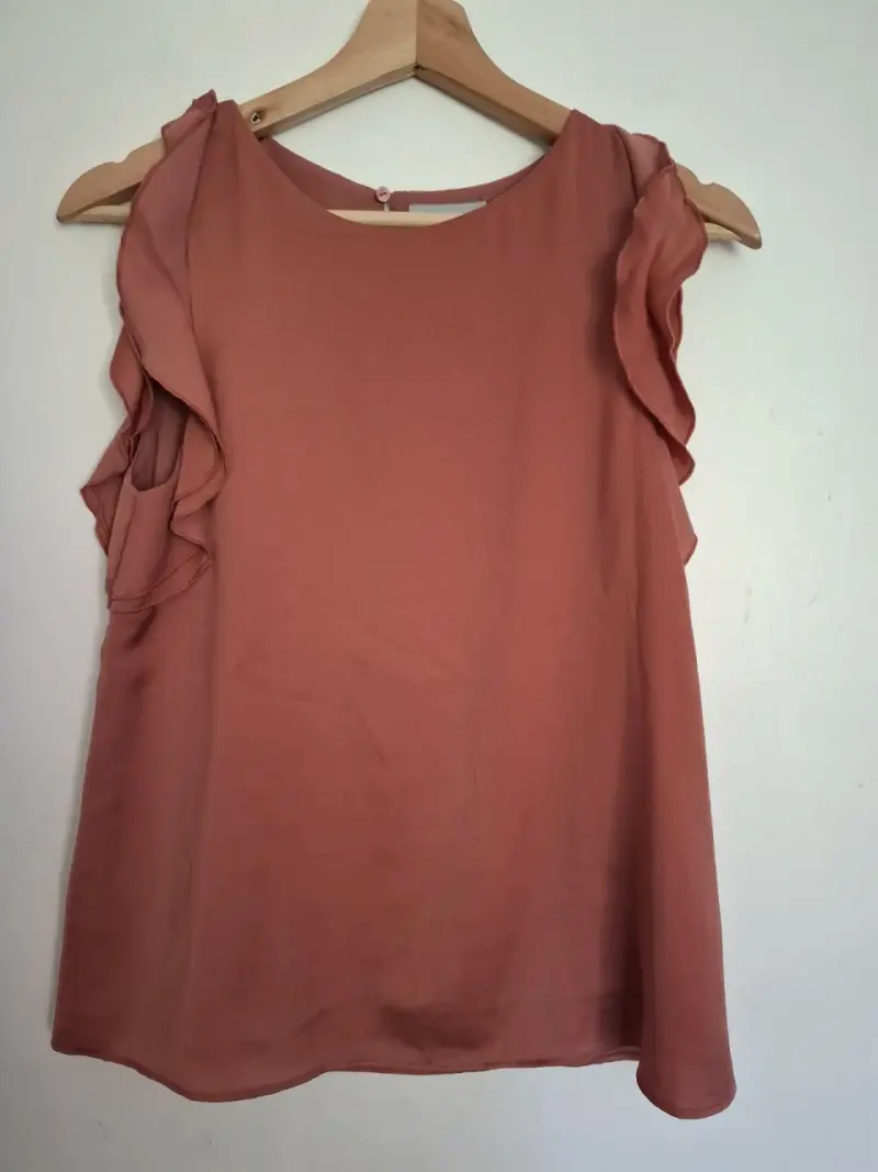 Blusa sin mangas color terracota con volantes - 2