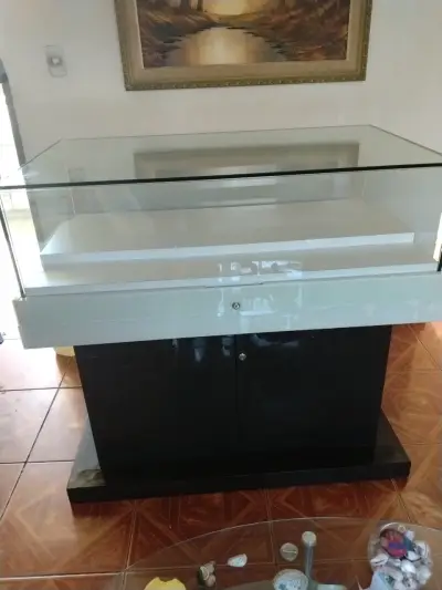 Vitrina exhibidora de vidrio con base negra - miniatura 6