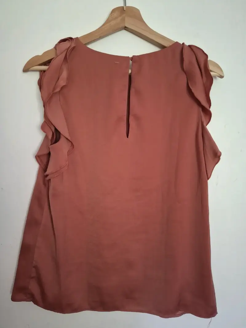 Blusa sin mangas color terracota con volantes - 3