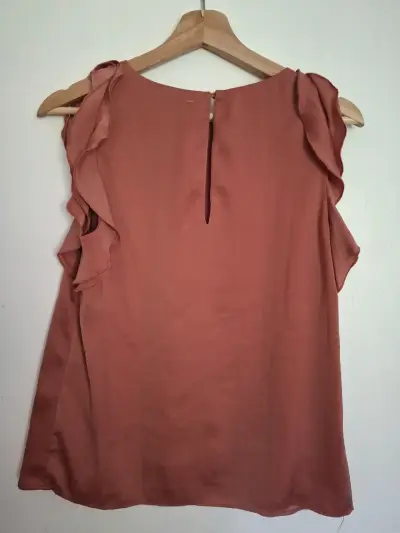 Blusa sin mangas color terracota con volantes - miniatura 3