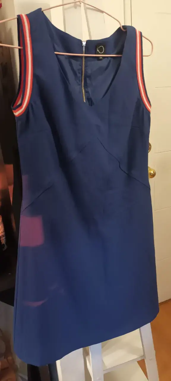 Vestido azul sin mangas con detalles en hombros