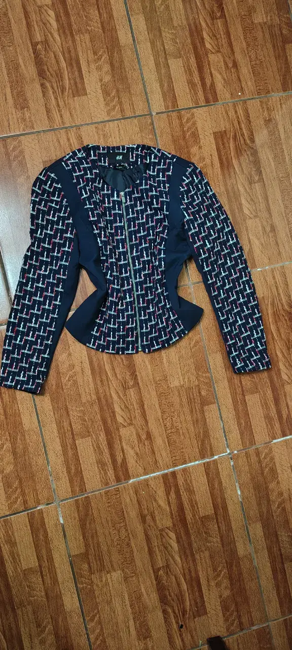 Chaqueta H&M azul con diseño geométrico - 1