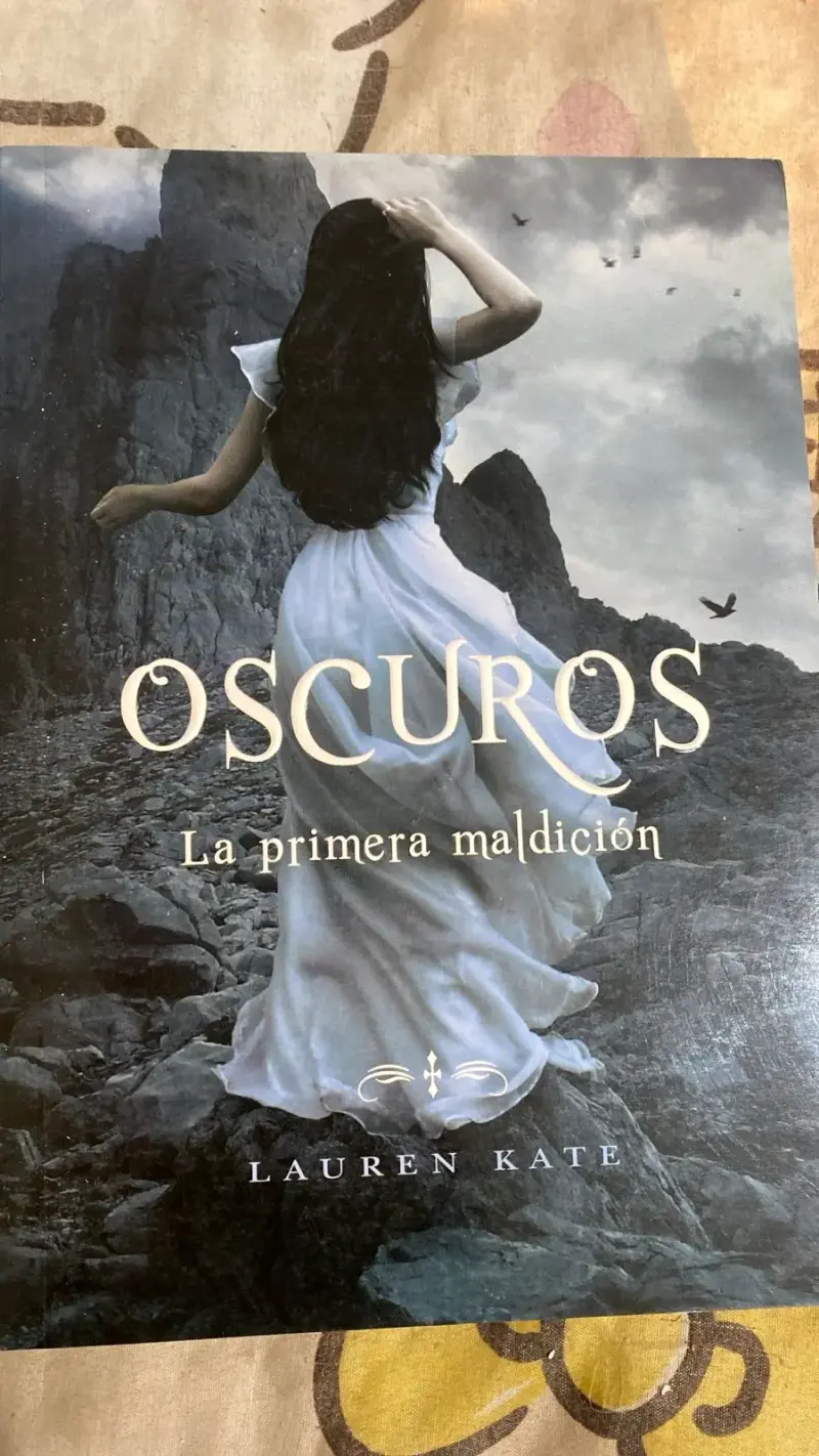 Libro Oscuros: La Primera Maldición de Lauren Kate