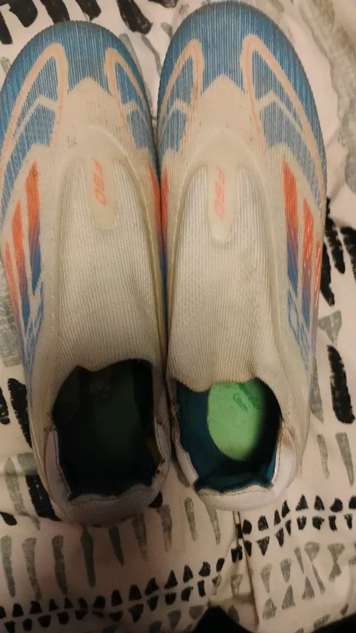 Botines de fútbol Adidas F50 blancos y azules - 1