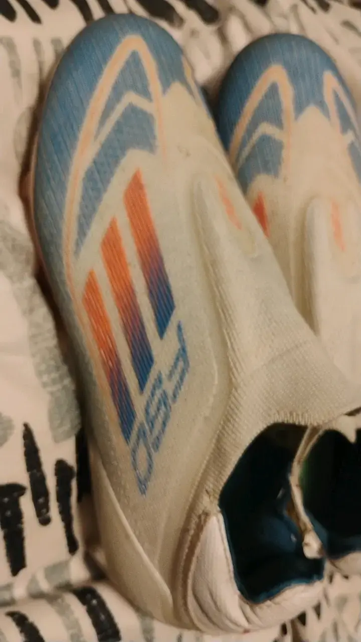 Botines de fútbol Adidas F50 blancos y azules - 2