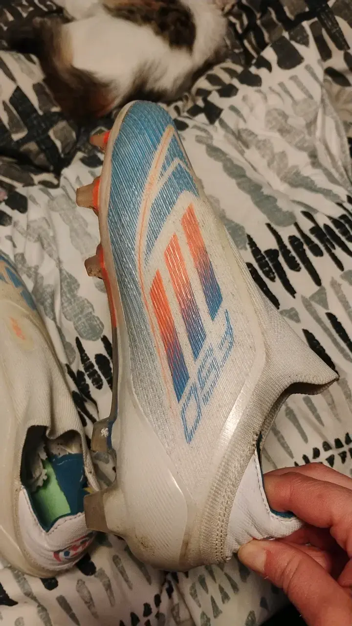Botines de fútbol Adidas F50 blancos y azules - 3