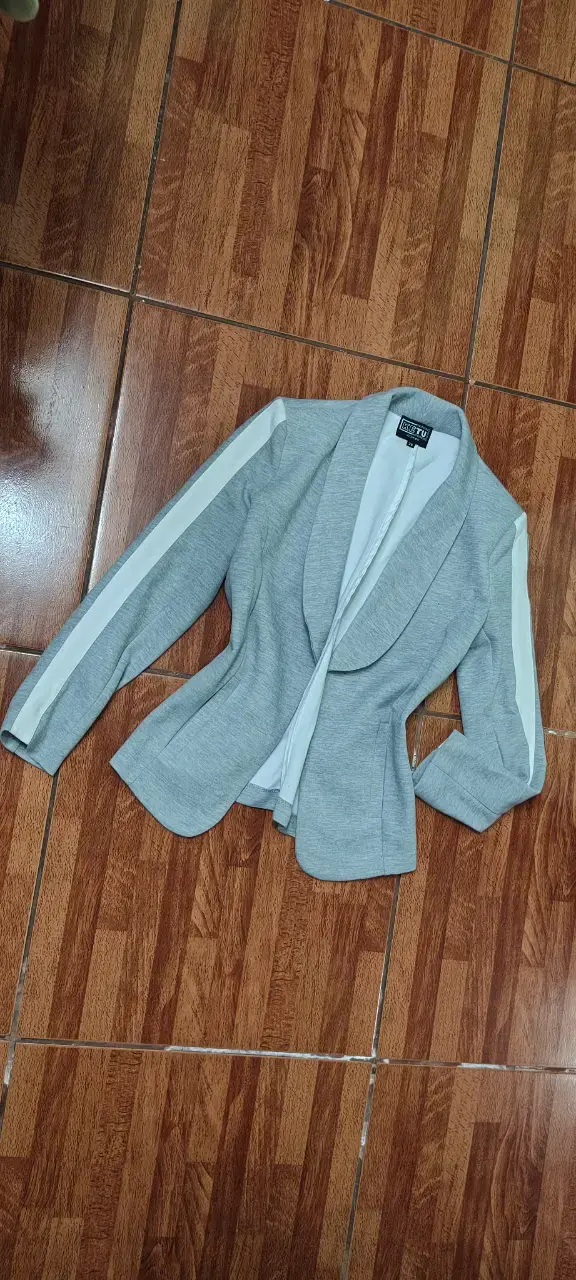 Blazer gris con rayas blancas para mujer - 1