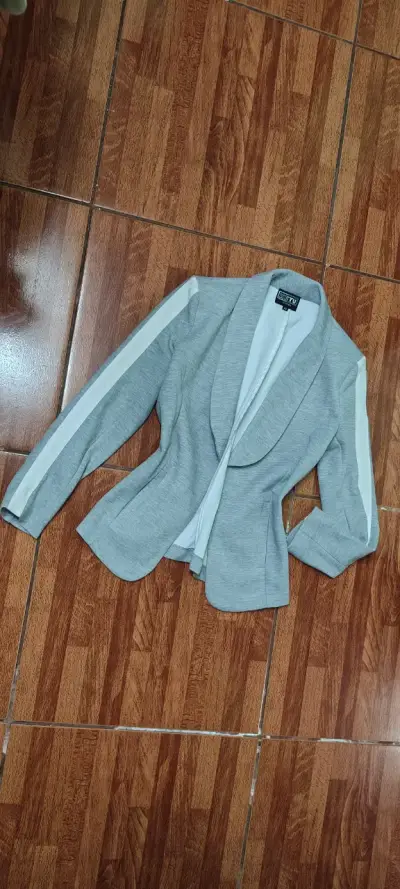 Blazer gris con rayas blancas para mujer - miniatura 1