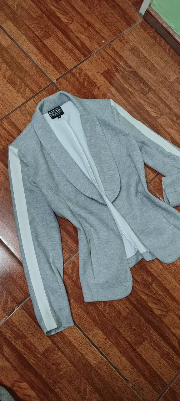 Blazer gris con rayas blancas para mujer - 2